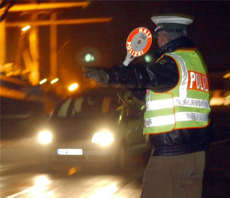 Bremerhaven: Angetrunkener rast vor Polizeikontrolle davon Als ein 35-Jähriger im Vieländer Weg die rote Kelle sah, bremste er scharf, drehte um und fuhr davon.