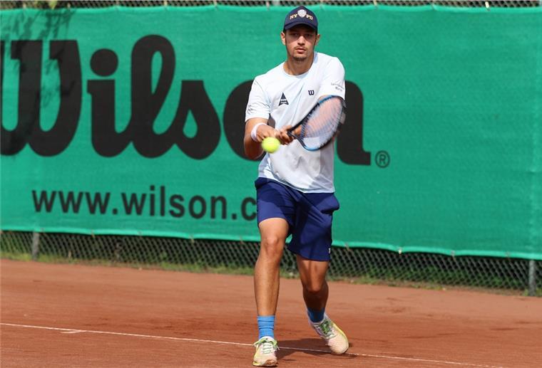 Tennisspieler sind heiß auf den Saisonstart in einer Woche Als einer der drei Radu-Brüder mischt Josif Radu bei den Herren des SV Nordenham mit.