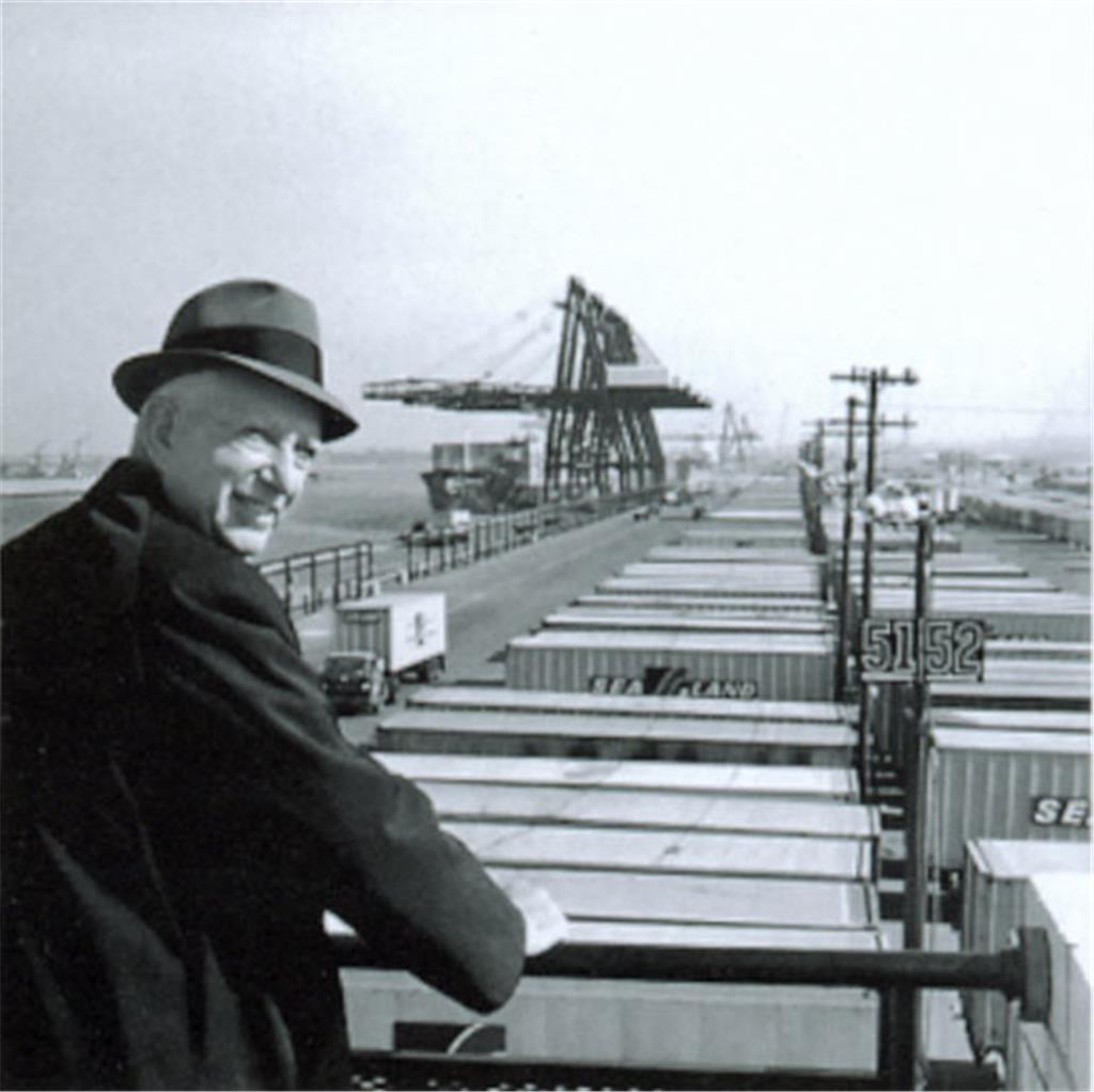Als Erfinder der genormten Transportbox gilt der Amerikaner Malcolm McLean. Schon in den 1950er Jahren hatte der Spediteur die Idee, unterschiedliche Waren in Großbehälter zu packen. Er gründete dann seine Reederei Sea-Land. Der Containerverkehr habe zunächst an der Ost- und Golfküste der USA begonnen, sagt Detken. Transportiert wurden die Blechkisten auf umgebauten konventionellen Frachtern, die mit Bordkränen auf- und abgeladen wurden. Auch die &quot;Fairland&quot; war so ein Schiff. &quot;Containerbrücken gab es damals noch gar nicht.&quot; Die erste Brücke kam aus den USA, kostete eine Million Dollar und stand im Neustädter Hafen, dem 1968 in Betrieb genommenen ersten Containerhafen in Bremen.