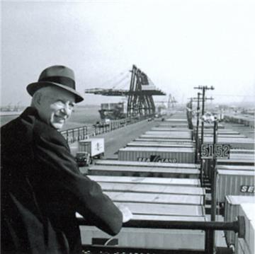 Als Erfinder der genormten Transportbox gilt der Amerikaner Malcolm McLean. Schon in den 1950er Jahren hatte der Spediteur die Idee, unterschiedliche Waren in Großbehälter zu packen. Er gründete dann seine Reederei Sea-Land. Der Containerverkehr habe zunächst an der Ost- und Golfküste der USA begonnen, sagt Detken. Transportiert wurden die Blechkisten auf umgebauten konventionellen Frachtern, die mit Bordkränen auf- und abgeladen wurden. Auch die &quot;Fairland&quot; war so ein Schiff. &quot;Containerbrücken gab es damals noch gar nicht.&quot; Die erste Brücke kam aus den USA, kostete eine Million Dollar und stand im Neustädter Hafen, dem 1968 in Betrieb genommenen ersten Containerhafen in Bremen.