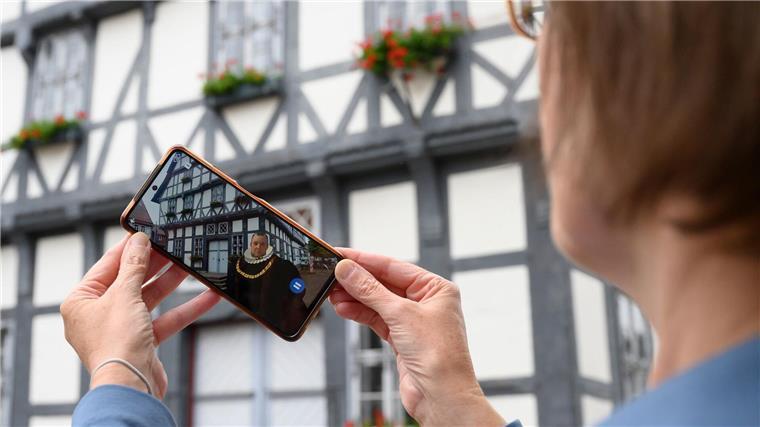 Wie virtuelle Zeitreisen neue Touristen anlocken sollen Als Ergänzung zu den VR-Brillen gibt es in Uslar eine Smartphone-App.
