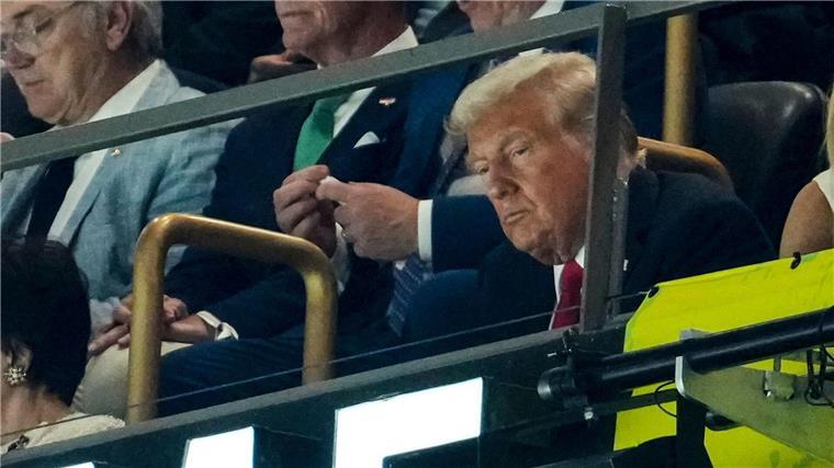 Eagles stoppen Chiefs im Super Bowl: „Das war es alles wert“ Als erster amtierender US-Präsident war Donald Trump live bei einem Super Bowl.