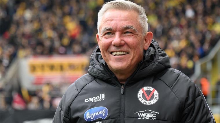 TV-Premiere: Verkabelter Janßen jubelt über 2:0-Sieg Als erster Trainer im deutschen Profi-Fußball verkabelt: Olaf Janßen.