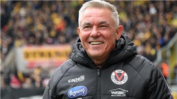 Als erster Trainer im deutschen Profi-Fußball verkabelt: Olaf Janßen.
