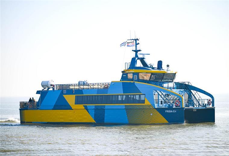 06.03.2025, Niedersachsen, Norderney: Der E-Katamaran fährt in den Hafen von Norderney. Als erstes rein elektrisch betriebenes Seeschiff unter deutscher Flagge soll der neuer E-Katamaran der Reederei Norden-Frisia künftig Reisende von und zur ostfriesischen Insel Norderney fahren. Foto: Sina Schuldt/dpa +++ dpa-Bildfunk +++