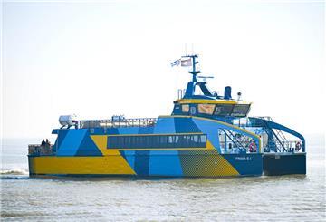 06.03.2025, Niedersachsen, Norderney: Der E-Katamaran fährt in den Hafen von Norderney. Als erstes rein elektrisch betriebenes Seeschiff unter deutscher Flagge soll der neuer E-Katamaran der Reederei Norden-Frisia künftig Reisende von und zur ostfriesischen Insel Norderney fahren. Foto: Sina Schuldt/dpa +++ dpa-Bildfunk +++