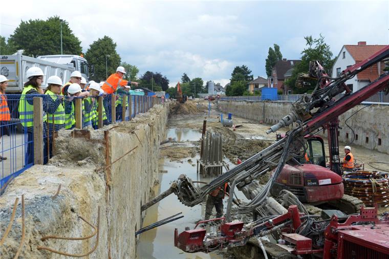 Als Ferienpass-Aktion besichtigen Kinder mit Begleitpersonen die Baustelle Hafentunnel.