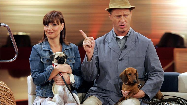 Tom Gerhardt verzichtet wegen Tourleben auf eigenen Hund Als „Hausmeister Krause“ war Tom Gerhardt im Fernsehen immer mit Dackel Bodo zu sehen, so wie in der Show „Der große Haustiertest“ zusammen mit Moderatorin Kim Fisher. (Archivbild)