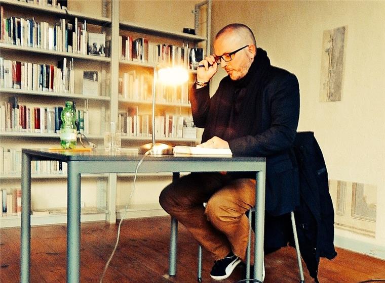 Autor trifft "Samstagabendhelden" und erzählt darüber in Tarmstedt Als Journalist hat Tim Pröse viele Prominente getroffen. Von den Begegnungen mit "Samstagabendhelden" erzählt das gleichnamige Buch, das er am 27. April in Tarmstedt präsentieren will.