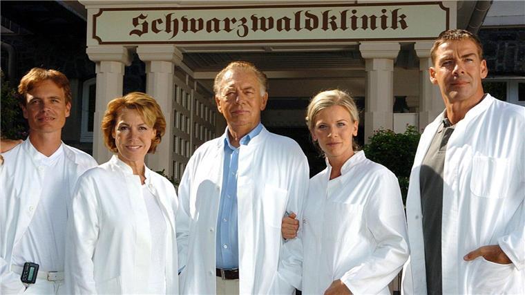 Als junger Gott in Weiß spielte Hehn (1. von recht) an der Seite von Klausjürgen Wussow (Mitte) und Gaby Dohm (2. von links) in der Schwarzwaldklinik. (Archivfoto)
