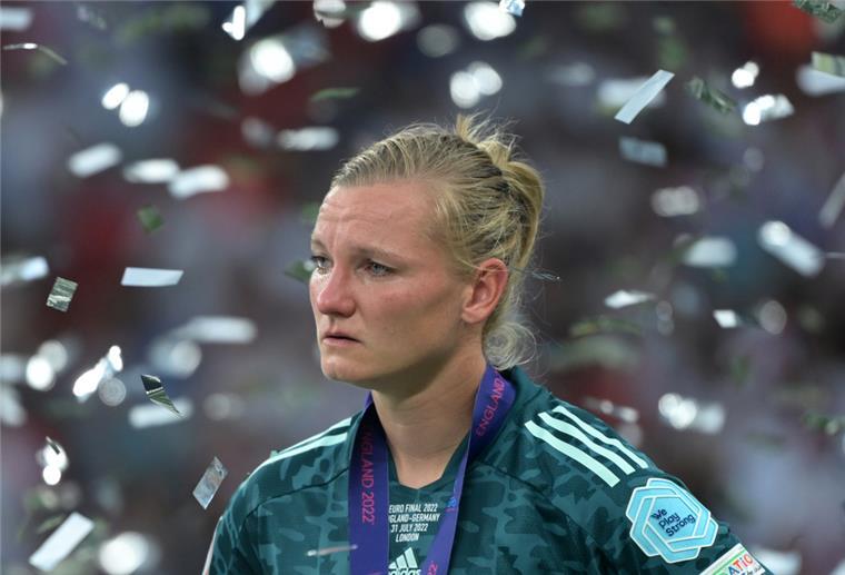 EM-Finale: Engländerinnen besiegen deutsche Fußball-Frauen 2:1 Als Kapitänin sollte Alexandra Popp ihr Team im EM-Finale auf den Rasen führen - und am besten auch zum Sieg. Doch daraus wurde nichts.