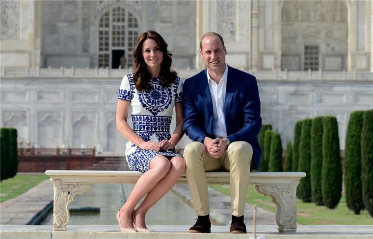 William und Kate erinnern an historischen Taj-Mahal-Moment Als letzte Station auf ihrer Reise durch Indien und Bhutan haben der britische Prinz William (33) und seine Frau Kate (34) den Taj Mahal in der nordindischen Stadt Agra besucht.