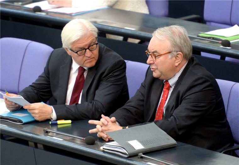 Warum Uwe Beckmeyer von der politischen Bühne abtritt Als Maritimer Koordinator der Bundesregierung ist Staatssekretär Uwe Beckmeyer (SPD) in Berlin ein gefragter Mann. Unser Bild zeigt ihn im Gespräch mit dem amtierenden Außenminister Frank-Walter Steinmeier.