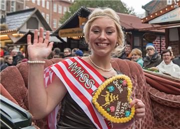 Als Miss Freimarkt 2016 führte Anne Imhoff den traditionellen Umzug zum Volksfest  Bremer Freimarkt durch die Innenstadt von Bremen an. Mit 144 Startnummern auf einer Länge von 2,9 Kilometern zählt der Freimarktumzug zu den größten seiner Art.