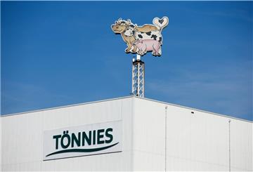 Als mutmaßliche Gründe für die zahlreichen Infektionen nannte das Unternehmen die Rückkehr von Arbeitern nach Heimaturlauben.