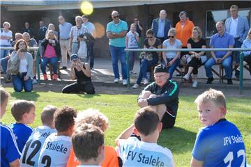 Als Schiedsrichter hat Willi Lemke (Bildmitte) den jungen Kickern vom JFV Staleke in Hagen eine Lektion in Sachen Fairness erteilt und ihnen gesagt, dass die Welt nicht untergeht, wenn man mal verliert. Das wichtigste sei die Leistung der Mannschaft und nicht das Tor des Einzelnen. 