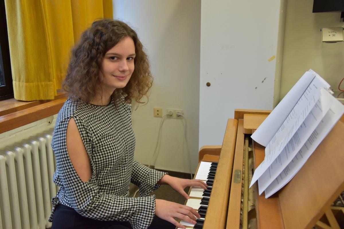 15-jähriges Ausnahmetalent komponiert ein eigenes Musical Als sie 14 war, hat Charlotte Torchalla ein eigenes Musical komponiert. Zurzeit wird das Stück "Taktlos" am Kreisgymnasium Wesermünde einstudiert.