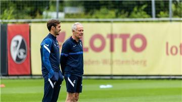 Als Spieler und Co-Trainer arbeite Julian Schuster lange unter Christian Streich, jetzt hat er seine Nachfolge angetreten.