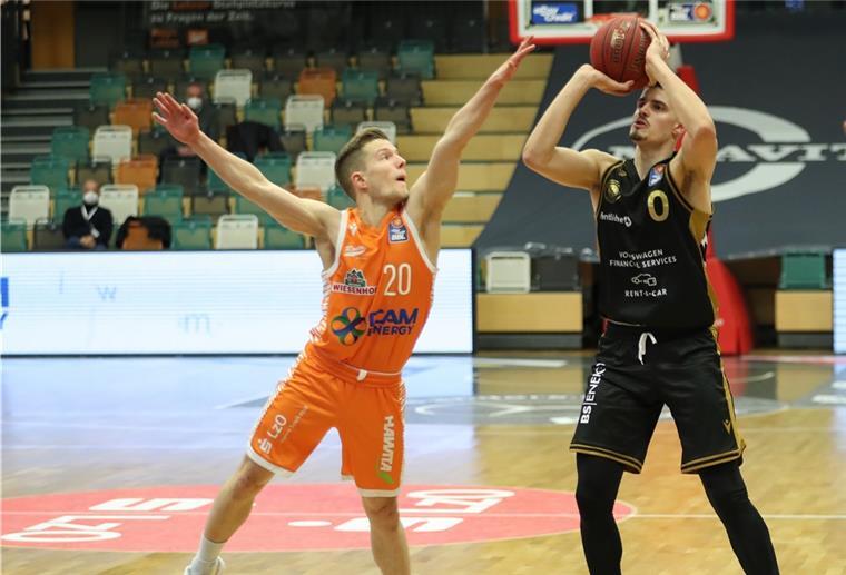 Für Rastas Jannes Hundt zählt nur der Sieg gegen die Eisbären Zwei Basketballer kämpfen um den Ball.