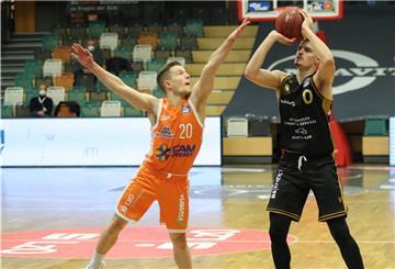 Zwei Basketballer kämpfen um den Ball.