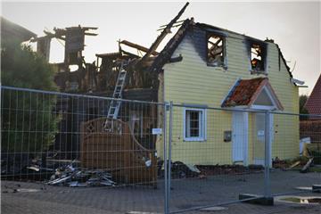 Als stiller Zeuge erinnert die Drangstedter Brandruine an die Katastrophe in der Neujahrsnacht. Auch das Nachbarhaus wurde stark in Mitleidenschaft gezogen. Die Ermittlungen zur Brandursache dauern an. 