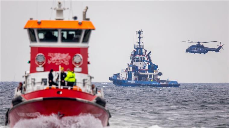 „Nicht alltäglich“: Große Notfall-Übung mit Kreuzfahrtschiff Als Teil der Übung wurden Spezial-Teams mehrerer Feuerwehren von einem Hubschrauber auf Hilfsschiffe abgeseilt und zum Kreuzfahrtschiff „Mein Schiff 7“ gebracht.