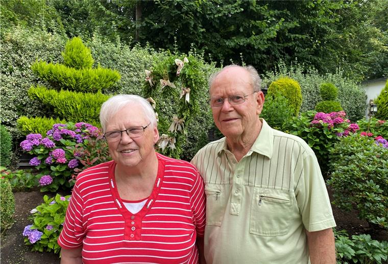 Das sind 60 Jahre wahre, große Liebe in Bremerhaven Als Überraschung zum 60. Hochzeitstag hat Tochter Birgit dem Ehepaar Nordmann ein Herz aus Blumen in den Garten gestellt.