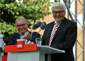 Der Bundespräsident kommt: Als Wahlkämpfer besuchte Frank-Walter Steinmeier (rechts) 2013 die Seestadt. Am 28. Februar ist er wieder in Bremerhaven.