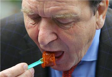 Alt-Bundeskanzler Gerhard Schröder geht es um die Wurst: Er will nicht auf die berühmte VW-Currywurst in einer der Werkskantinen des Autoherstellers verzichten. Die soll nach dem Werksurlaub nämlich fleischfrei werden.