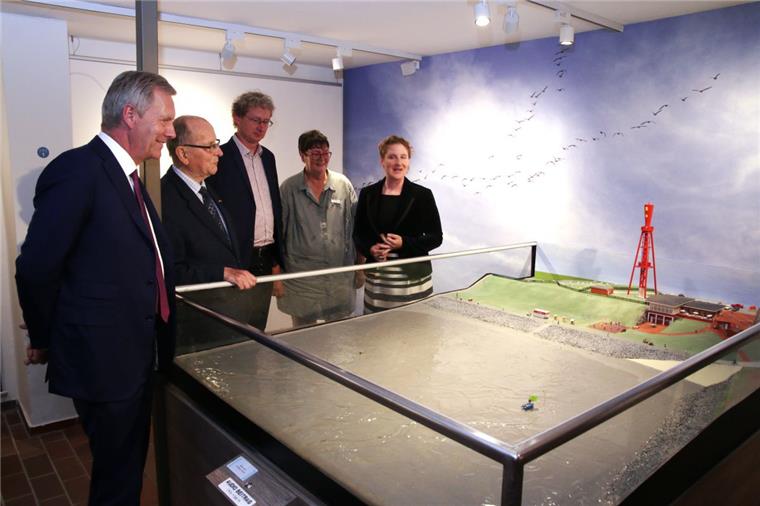 Altbundespräsident Christian Wulff (links) ließ sich die neue Dauerausstellung im Nationalparkhaus und Museum Fedderwardersiel zeigen.