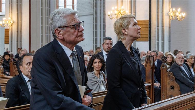 Altbundespräsident Johannes Gauck und Mecklenburg-Vorpommerns Ministerpräsidentin Manuela Schwesig (SPD) nehmen im Schweriner Dom am Trauergottesdienst für den verstorbenen Künstler Günther Uecker teil. 