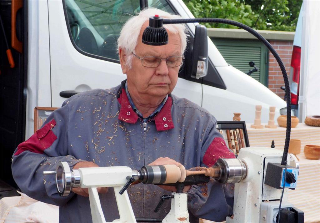 Alte Handwerkskunst auf dem Bauernmarkt, hier ein Drechsler. Foto Stehn