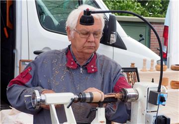 Alte Handwerkskunst auf dem Bauernmarkt, hier ein Drechsler. Foto Stehn