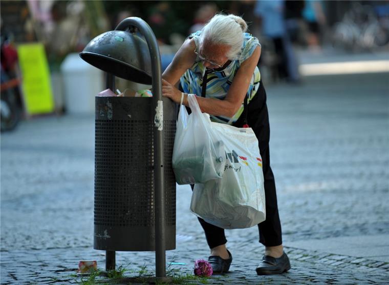 Altersarmut: 20 Prozent mehr bedürftige Rentner in Bremerhaven Alte Menschen, die Pfandflaschen sammeln, um ihr Budget aufzubessern, sind heute in allen Städten zu beobachten.