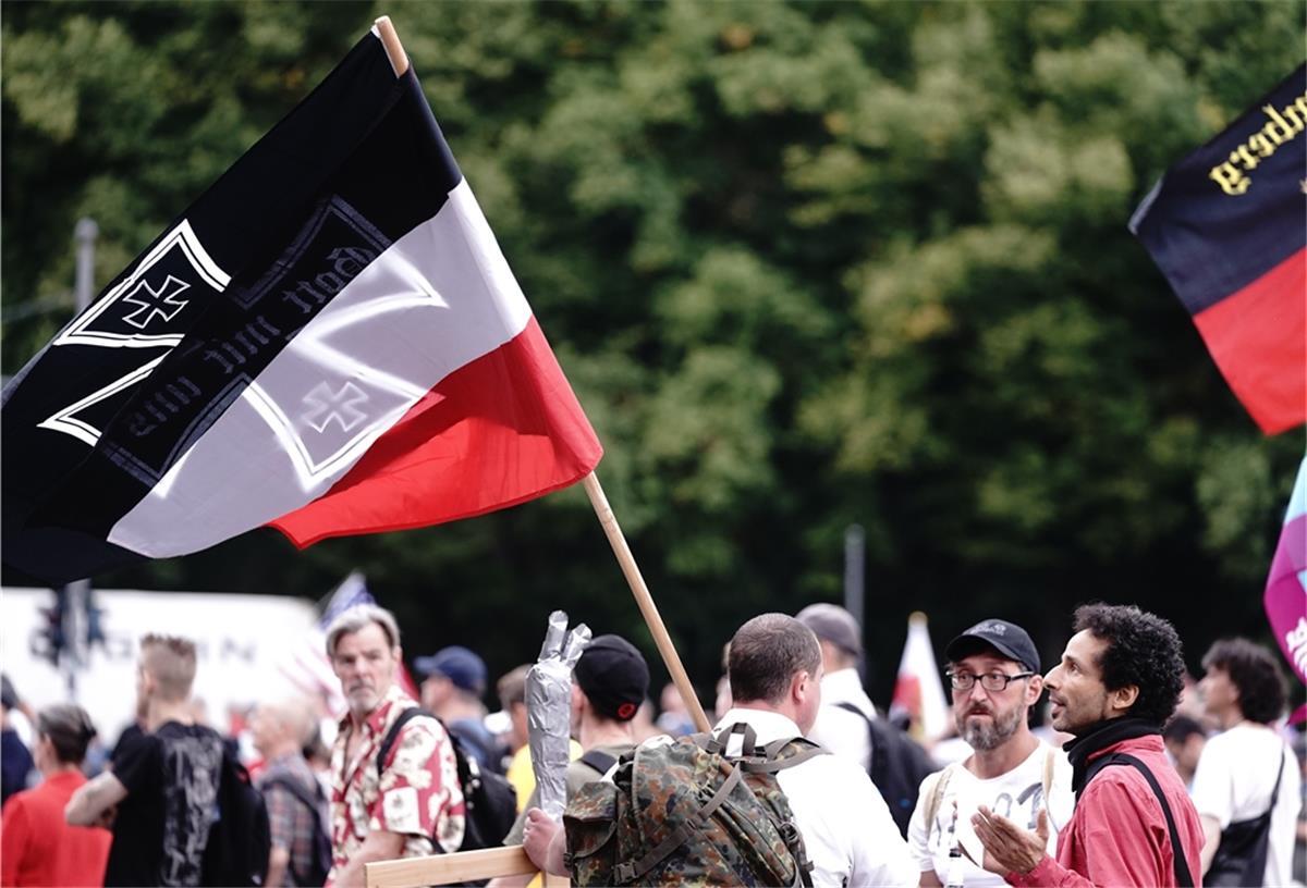 Land Bremen: Reichsflaggen ab Montag verboten Alte Reichslaggen sind derzeit beliebt bei Demonstrationen: Hier demonstrierenTeilnehmer mit einer Reichskriegsflagge gegen die Corona-Maßnahmen der Bundesregierung vor dem Brandenburger Tor.