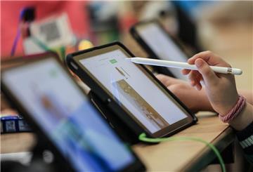 Schüler lernen in einer Klasse in der Grundschule Sandstraße am iPad. 