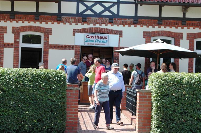Alte Zeiten: Das seit 1984 geschlossene Gasthaus "Zum Ostetal" ist am 800. Geburtstag von Godenstedt   für nostalgische Blicke ins Innere kurz geöffnet worden.     