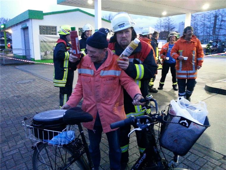 Zahl des Tages: 14 Alterskamerad Ludwig Stürcken versorgt die Dorumer Feuerwehr während eines 14-stündigen Einsatzes mit Frühstück. Foto privat