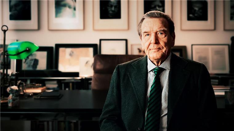 Doku über Gerhard Schröder kein Quotenhit Altkanzler Gerhard Schröder empfängt ein NDR-Team in seiner Kanzlei in Hannover.