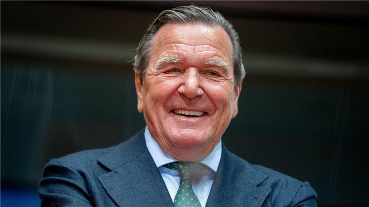 SPD: Altkanzler Schröder für 60 Jahre Mitgliedschaft geehrt Altkanzler Gerhard Schröder lacht in Berlin.