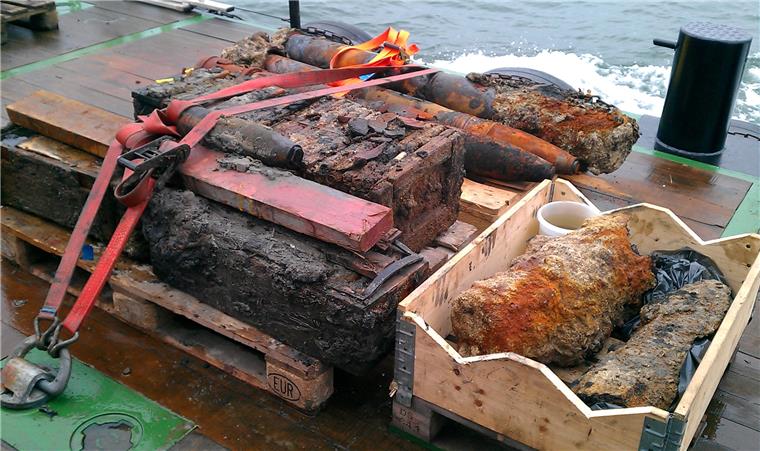 Kriegsmunition in der Nordsee: DSM plant Fahrt zu versenkten Schiffen Altmunition liegt auf einem Räumungsschiff.