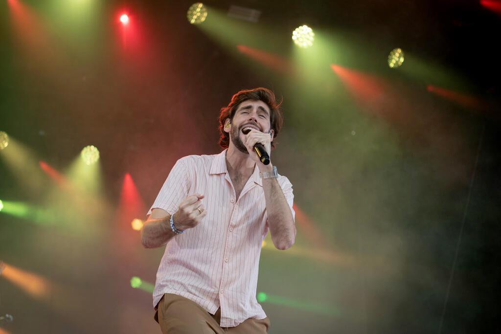 Alvaro Soler auf der Bühne.