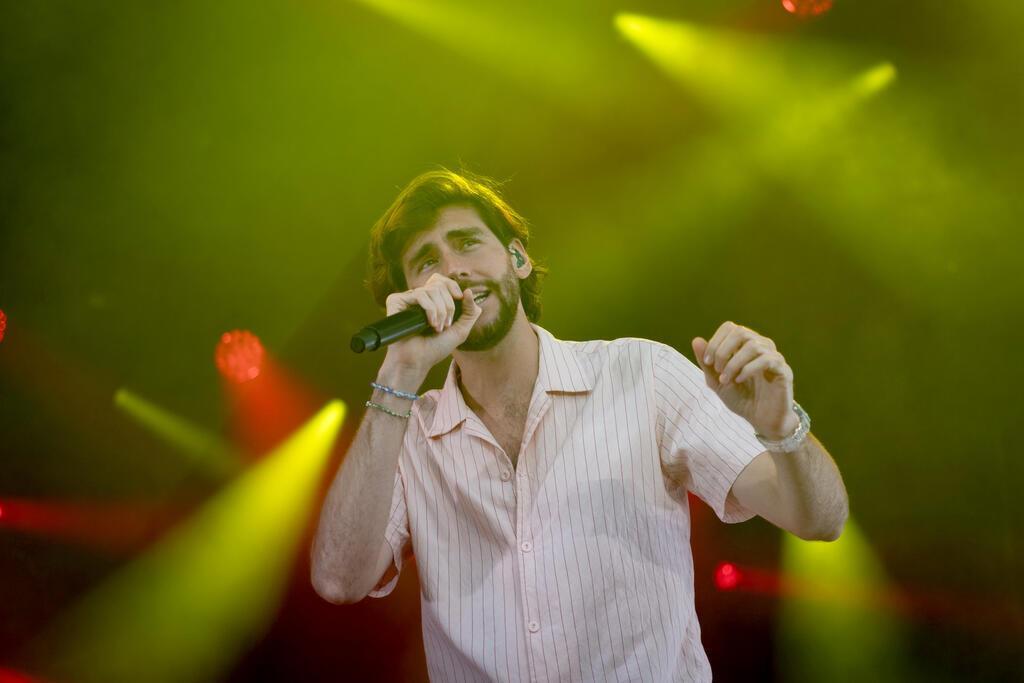 Alvaro Soler auf der Bühne.