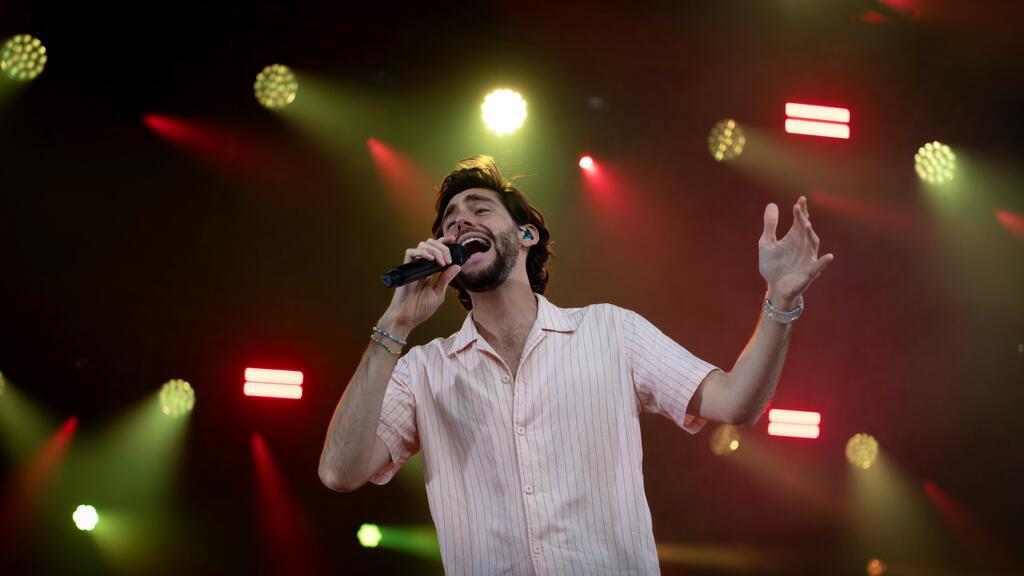 Alvaro Soler auf der Bühne.