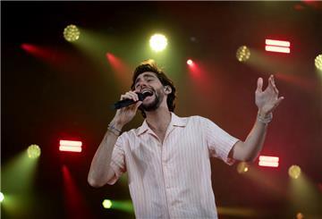 Alvaro Soler sang vor knapp 2000 Fans in Bremerhaven.