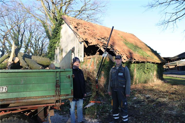 Baum stürzt auf Scheune in der Gemeinde Beverstedt Alwistedts Ortsbrandmeister Jürgen Aldag (links) und Landwirt Jörg Rademacher haben sich ein Bild von der Scheune in Ahe gemacht.