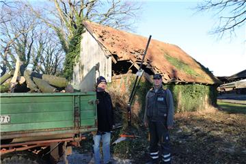 Alwistedts Ortsbrandmeister Jürgen Aldag (links) und Landwirt Jörg Rademacher haben sich ein Bild von der Scheune in Ahe gemacht.