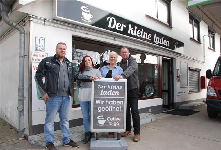 Neuenwalde: Tankshop mit neuem Konzept am Start Am 1. April geht‘s los (von links): Simon Kindervater und seine Frau Stefanie als Eigentümer sowie Jessica Poweleit und Andre Kindervater als Betreiber freuen sich auf den Neustart des Tankshops in der Ortsmitte von Neuenwalde.