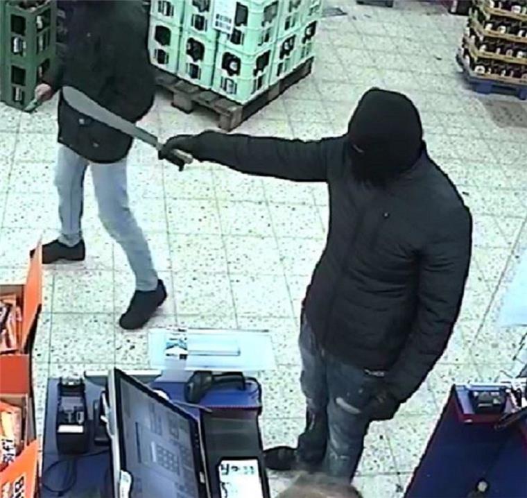 Nach Raubüberfall auf Getränkemarkt in Bremen: Fahndungsfotos veröffentlicht Am 1. Februar 2019 haben zwei Unbekannte einen Getränkemarkt in Bremen überfallen. Einer der Täter bedrohte eine Angestellte mit einer Machete.