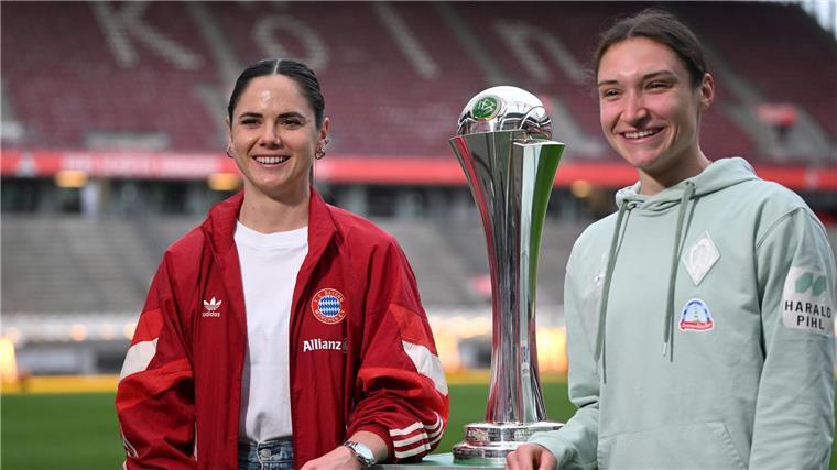 Frauen-Pokalfinale wohl zum dritten Mal ausverkauft Am 1. Mai spielen sie in Köln gegeneinander um diesen Pokal: die Münchnerin Sarah Zadrazil und die Bremerin Sophie Weidauer bei einem Medientermin.